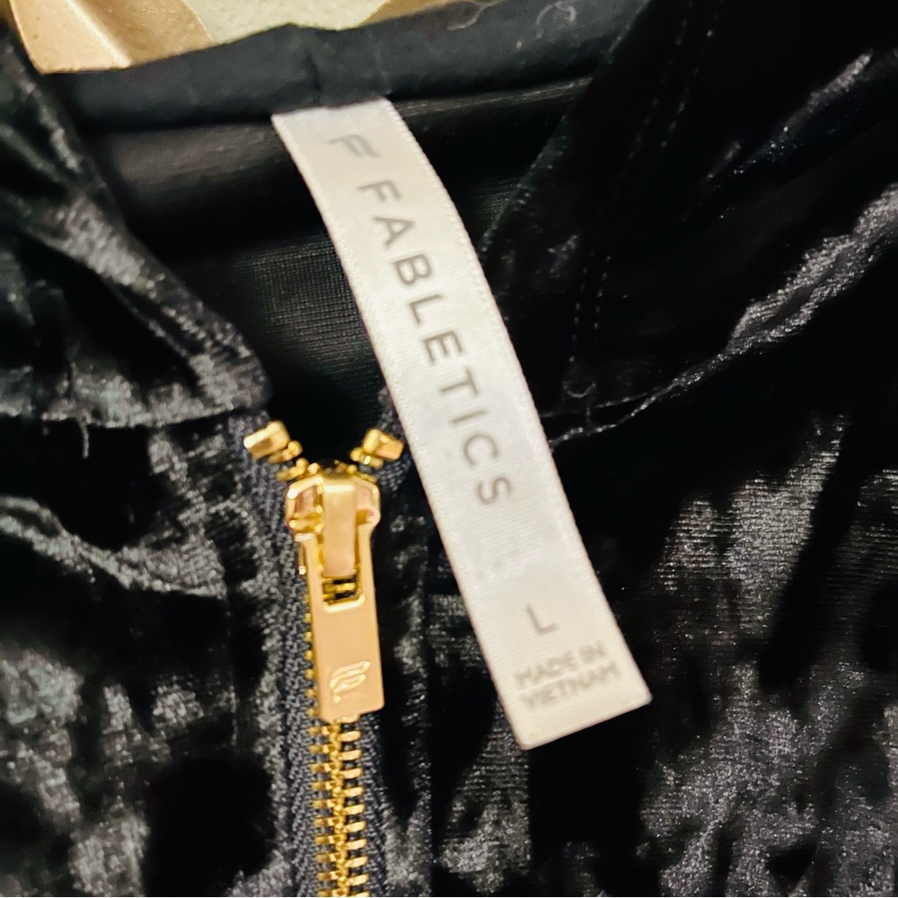 Fabletics crushed velvet cropped zip up hoodie size L - Picture 5 of 5